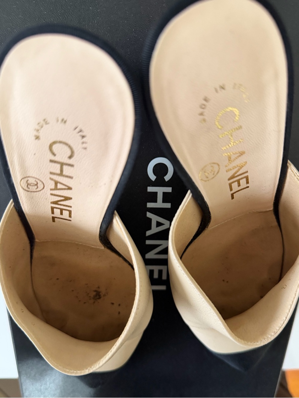 CHANEL Beige Leather Mules with Black Cap Toe - Picture 4 of 4
